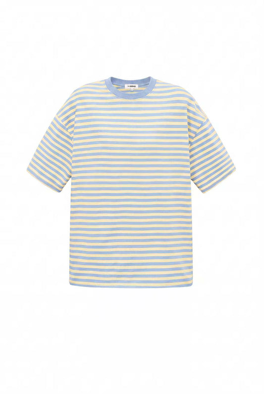 Het kleurrijke gestreepte T-shirt