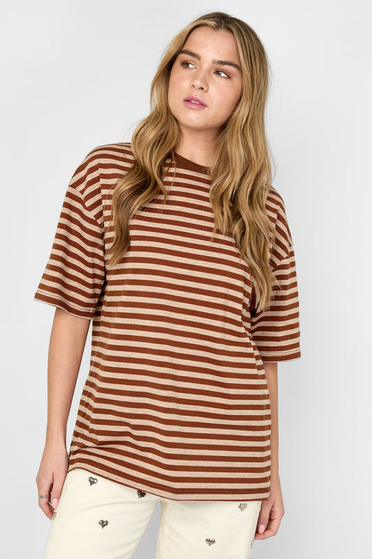 Het kleurrijke gestreepte T-shirt