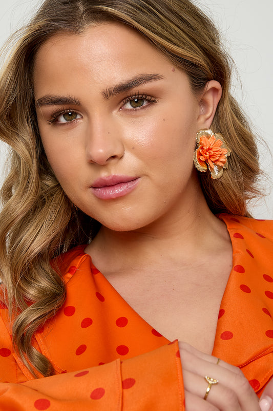 Oranje raffia bloemen oorbellen met 3D bloem