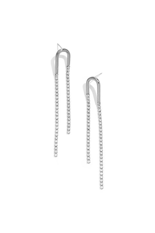 Zilverkleurige Tennis Crystal Earrings met lange strass chains op witte achtergrond