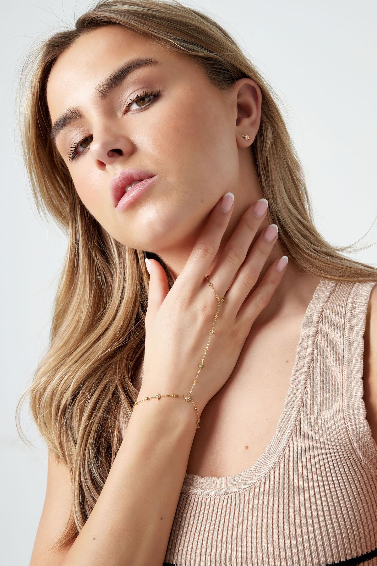 Gouden hand chain met steentjes voor dames 