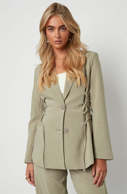 Getailleerde blazer met vetersluiting