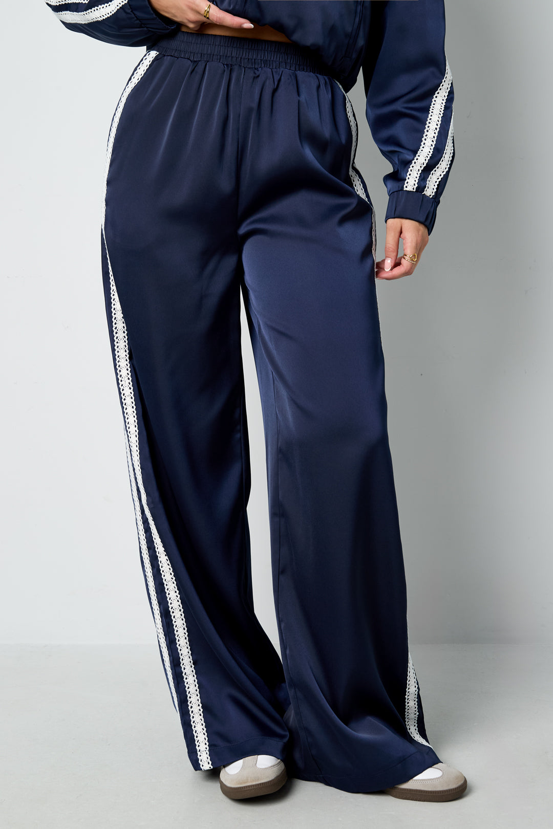 Sportieve broek met satijnen look