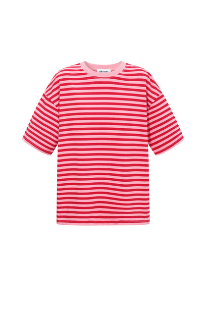 Het kleurrijke gestreepte T-shirt
