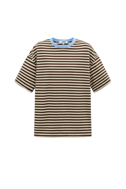 Het kleurrijke gestreepte T-shirt