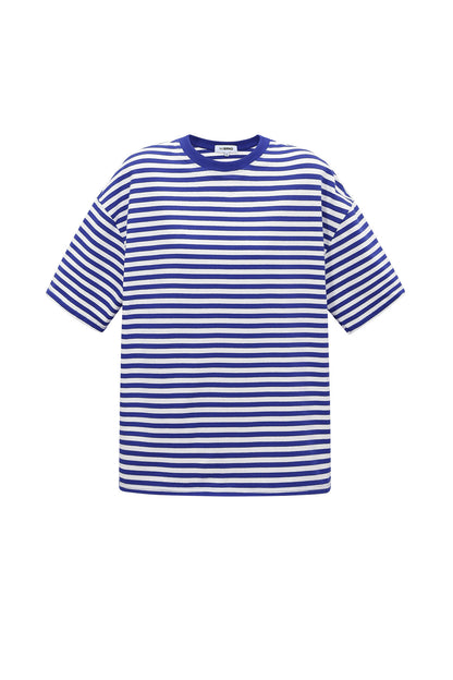 Het kleurrijke gestreepte T-shirt