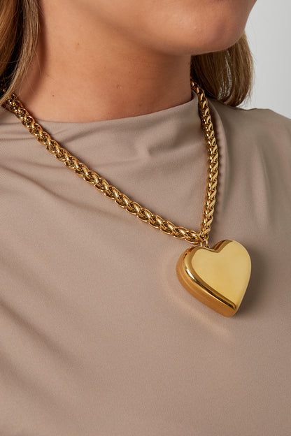 Gouden schakelketting met grote hart hanger van roestvrij staal
