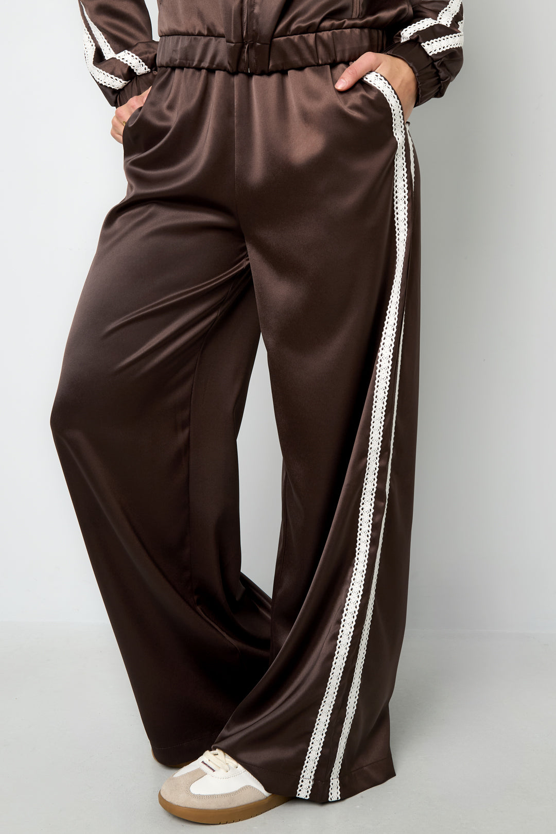 Sportieve broek met satijnen look