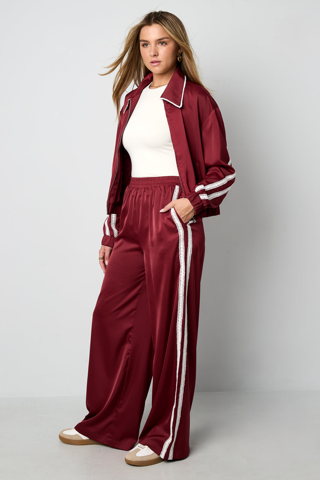 Sportieve broek met satijnen look