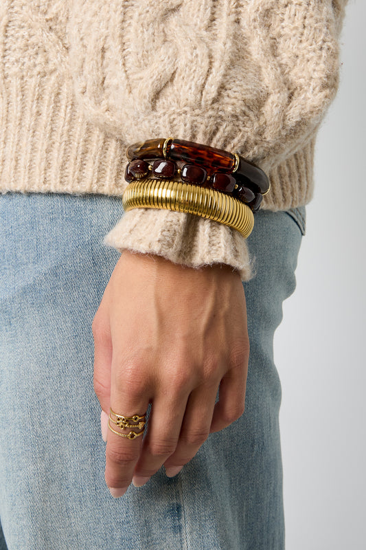 bruine tortoise statement armband dames gestyled in chunky armband stack.