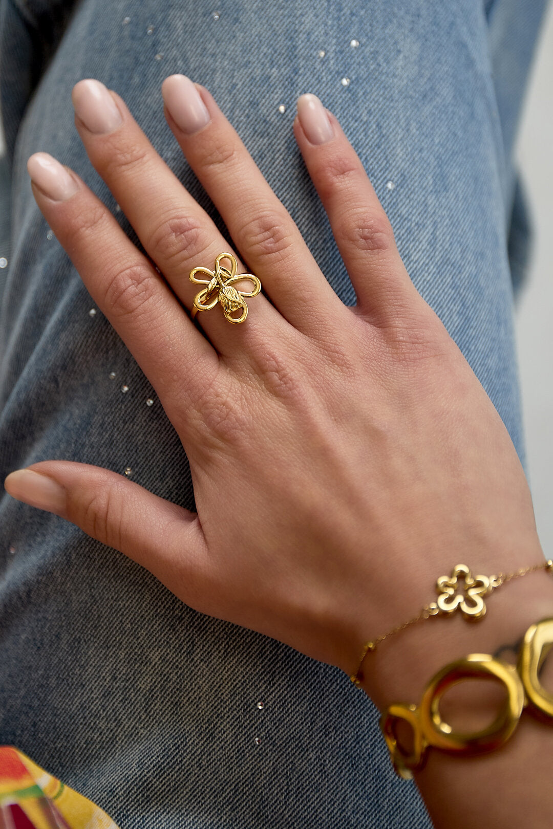 Ring met roos op bloem