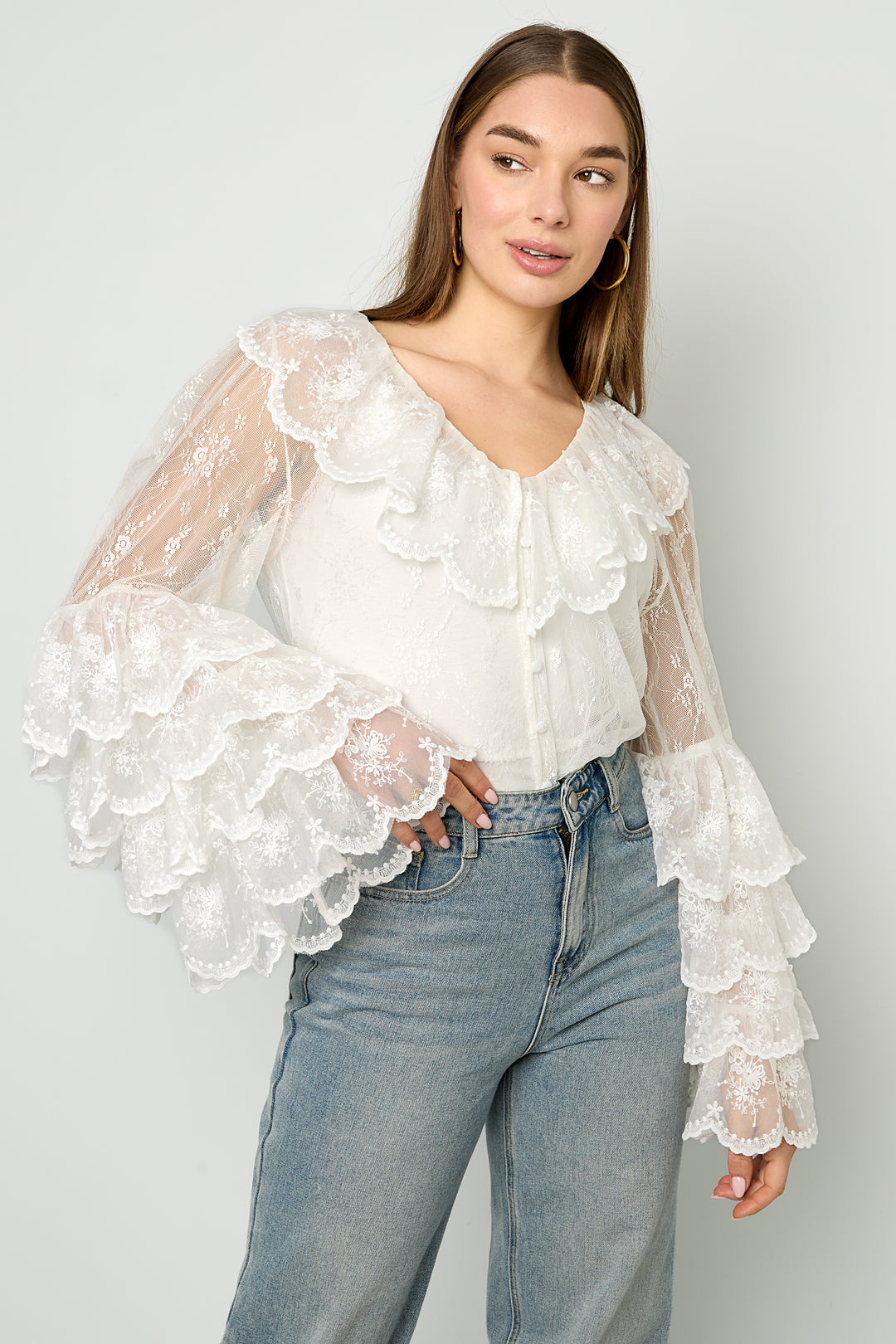 Dames witte kanten blouse met ruffle mouwen en romantische details
