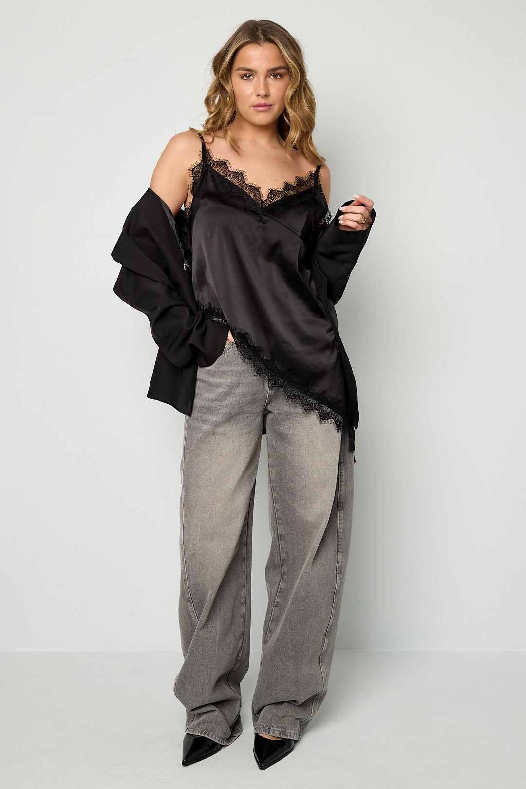 Asymmetrisches Oberteil mit Spitzendetails