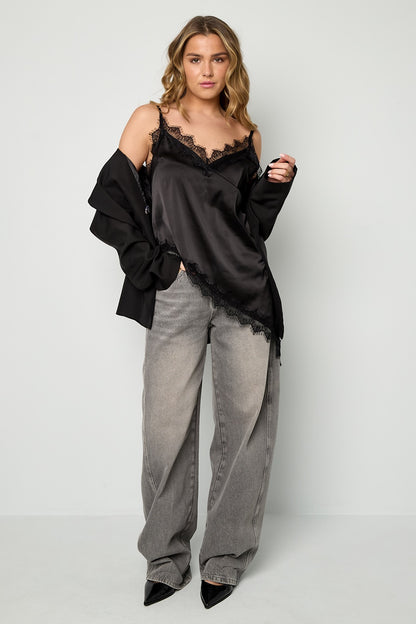Asymmetrisches Oberteil mit Spitzendetails