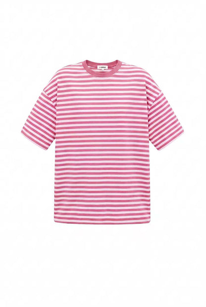 Het kleurrijke gestreepte T-shirt