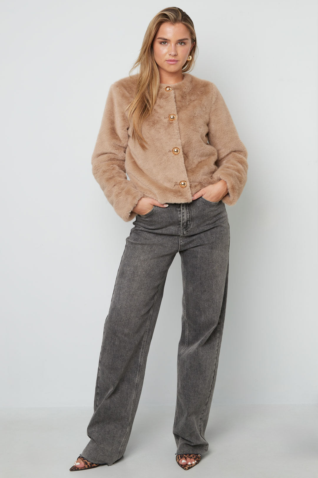 Beige Faux Fur Jacket met Gouden Knopen