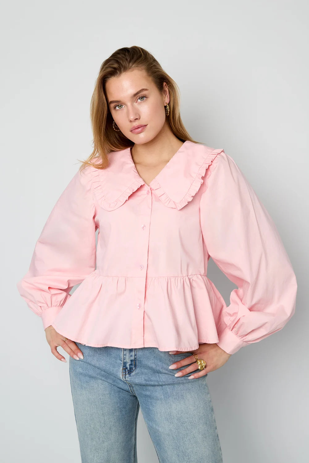 Baby roze dames blouse met grote kraag voorkant