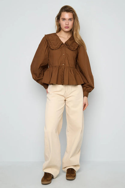 Katoenen blouse met grote kraag.