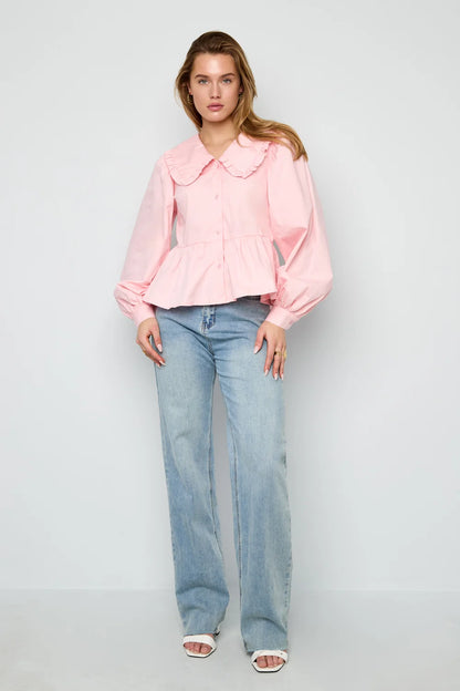 Katoenen blouse met grote kraag.