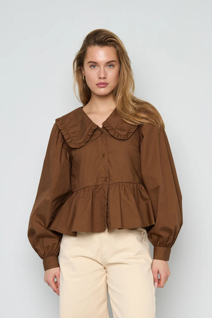 Katoenen blouse met grote kraag.