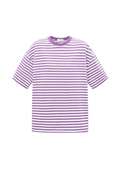 Het kleurrijke gestreepte T-shirt