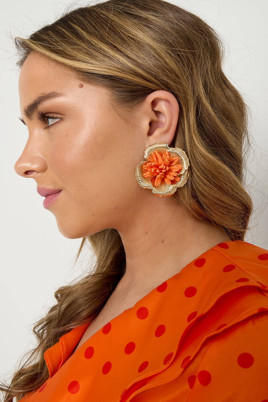 Oranje raffia bloemen oorbellen met 3D bloem
