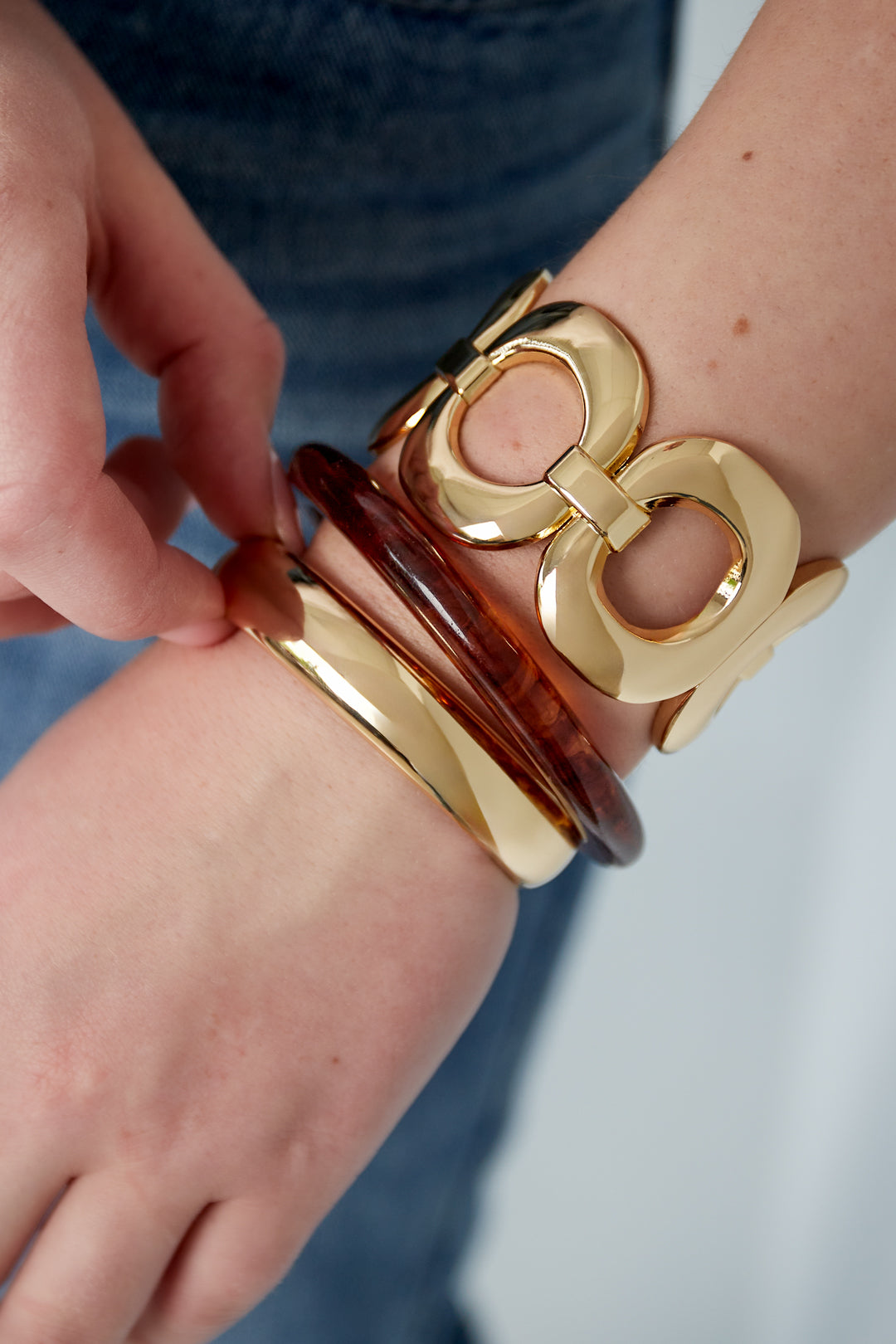 Gouden bangle armband van roestvrij staal met glad en minimalistisch design