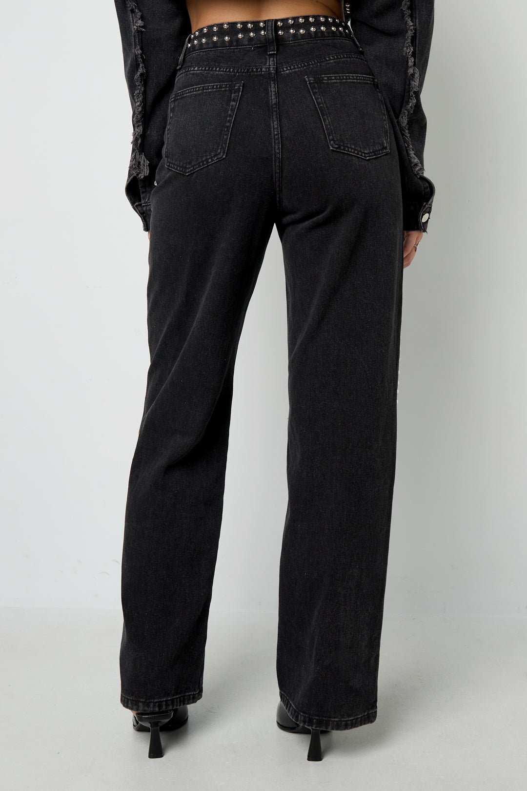 Zwarte rechte jeans met studs dames Achterkant 