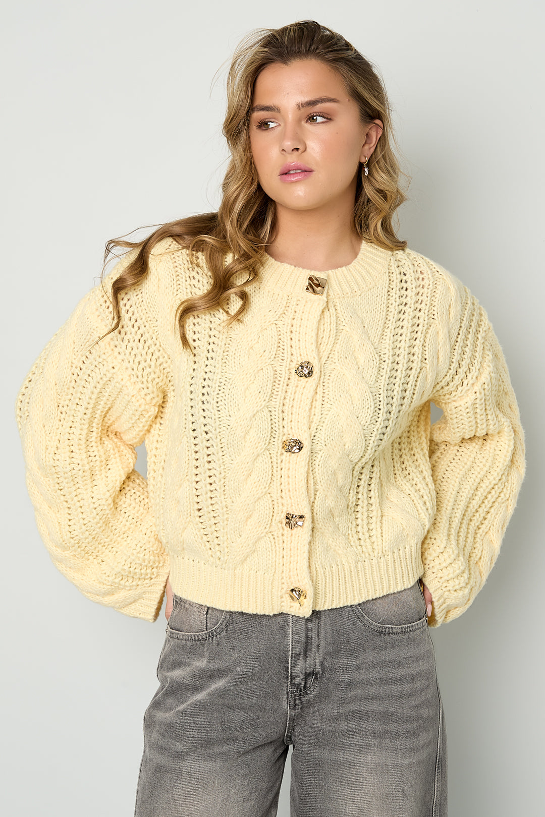 Pastel geel gebreide vest voorkant 