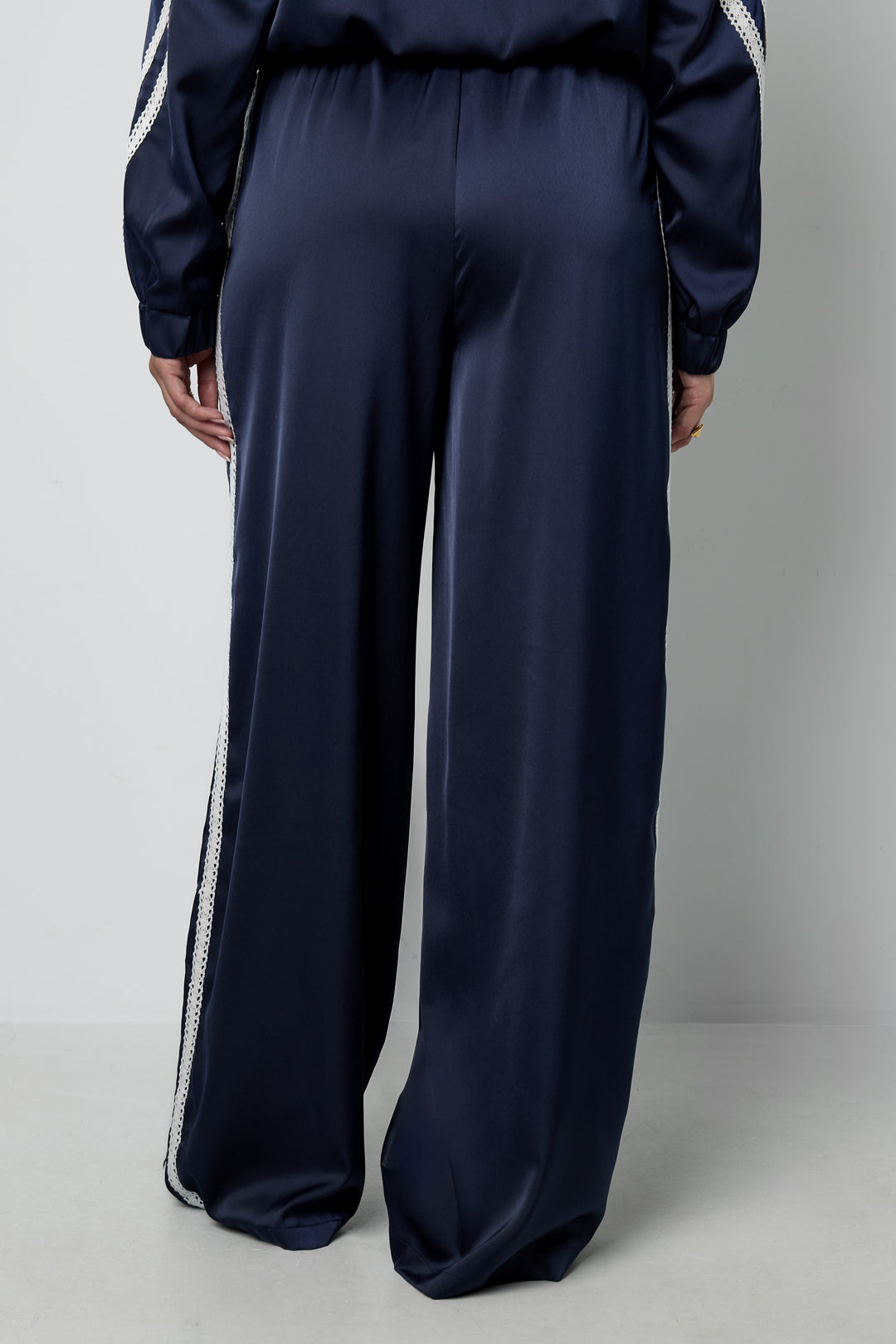 Sportieve broek met satijnen look