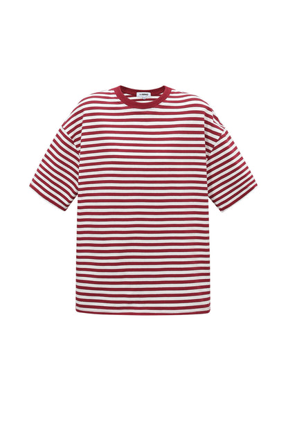 Het kleurrijke gestreepte T-shirt