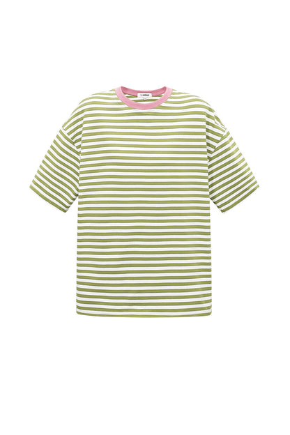 Het kleurrijke gestreepte T-shirt