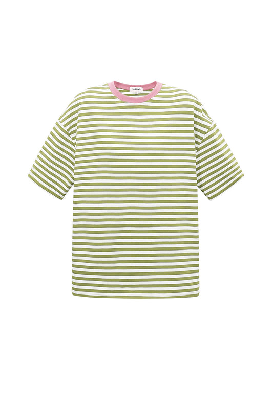 Het kleurrijke gestreepte T-shirt