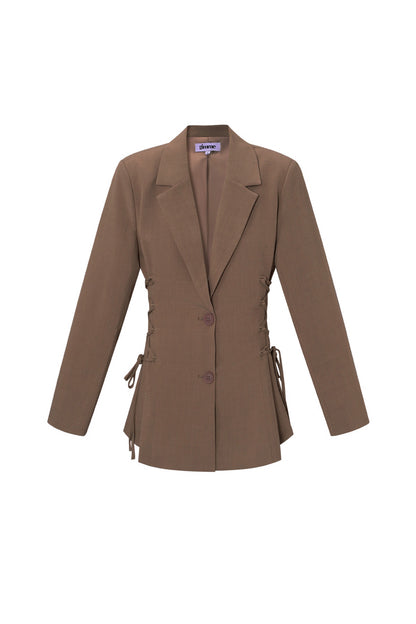 Getailleerde blazer met vetersluiting
