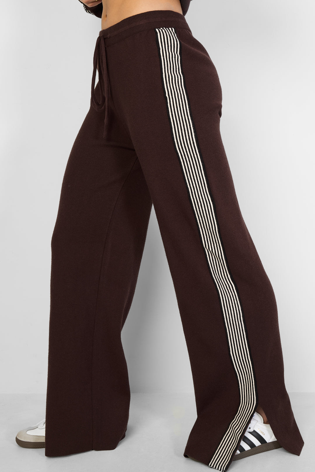Gebreide loungebroek met zijstrepen bruin 