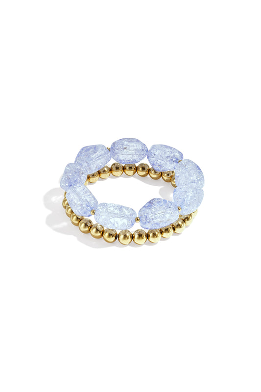 Set van twee kralenarmbanden met lichtblauwe kralen en goudkleurige details