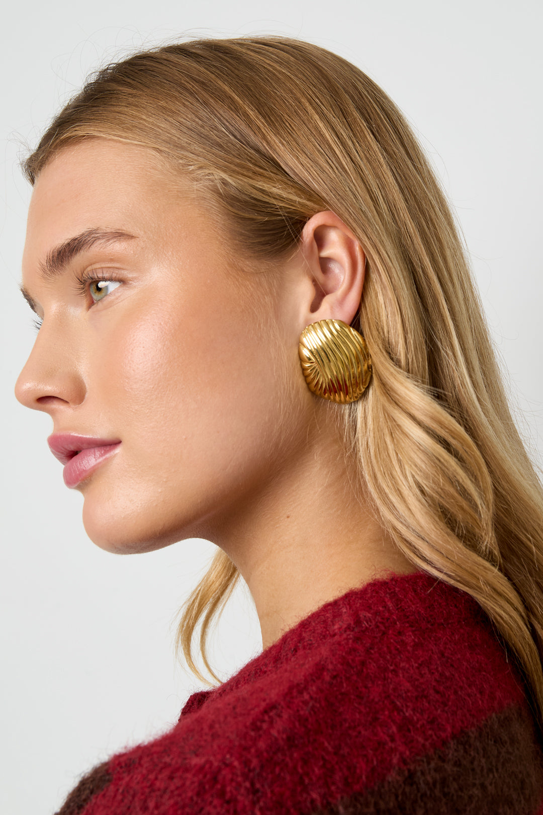 Gouden sculpted statement oorbellen