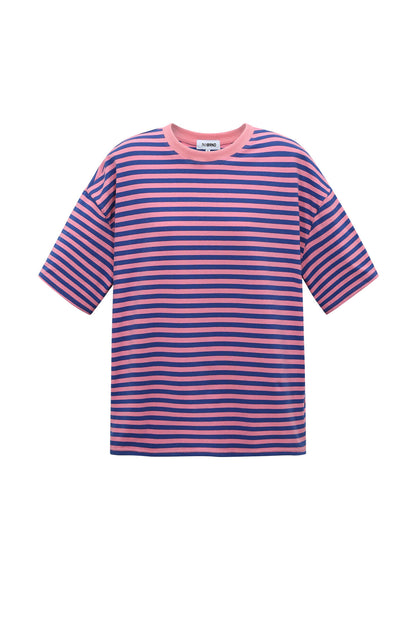 Het kleurrijke gestreepte T-shirt